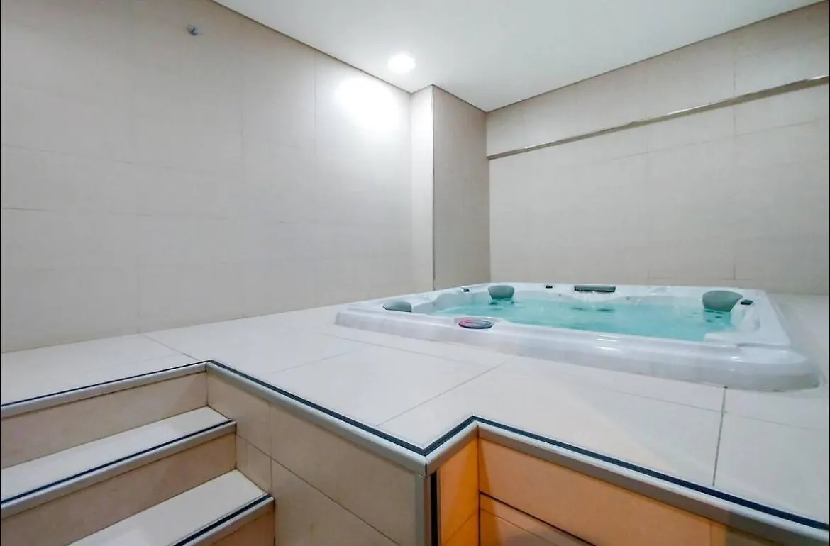 Luxurious 2 Bedroom Dt Apartment Dubai